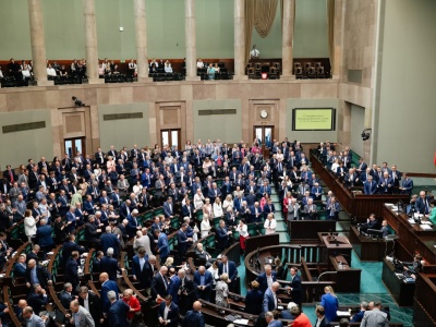 Alkoholizm, przemoc, próby samobójcze. Mroczna strona polityki