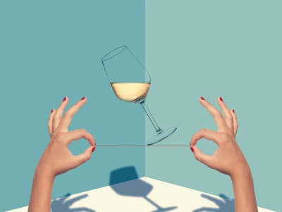 Pod wypływem alkoholu poleciała do innego kraju, niż powinna, podpisała umowę, której nie pamięta. Jak piją kobiety sukcesu?