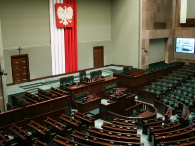 Obniżenie składki zdrowotnej, kontrowersyjne 15 minut dla karetek. Parlament rozpoczyna obrady