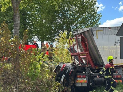 Tragedia pod Dobrym Miastem. 40-latek zginął po zderzeniu z ciężarówką [ZDJĘCIA]