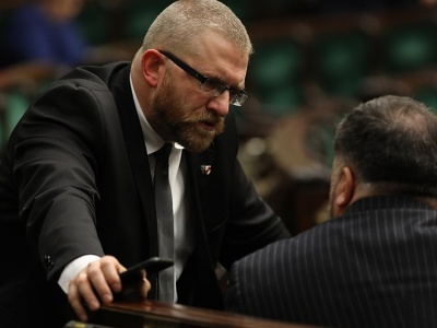 Braun depcze unijną flagę w Ministerstwie Przemysłu. Szokujące sceny w Katowicach