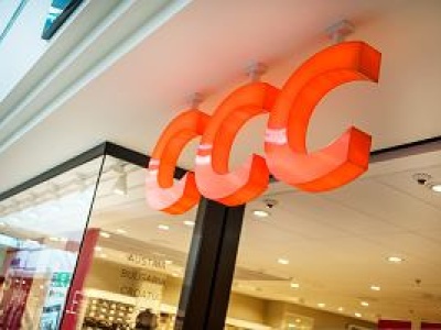 60-tki ruszyły do CCC. Lekkie jak piórko sandałki Rieker teraz tańsze o 60 zł. A co w Sinsay?