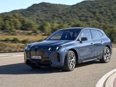 BMW iX 2025 – wersje, silniki ceny. Co można kupić?