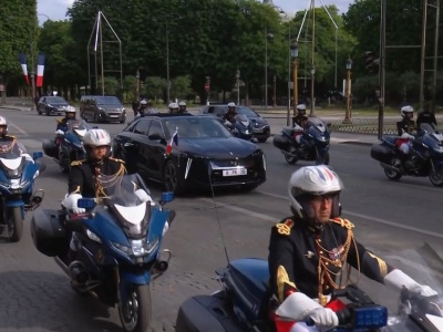 Prezydent Francji Emmanuel Macron w nowym luksusowym DS N°8 podczas obchodów Dnia Zwycięstwa