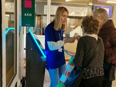 Asystenci pacjenta w szpitalu wojewódzkim w Łomży. Duże wsparcie dla korzystających ze świadczeń