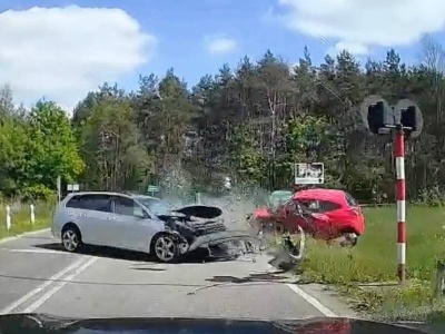 Policja pokazała wypadek na przejeździe. Trzech wariatów za kierownicą naraz