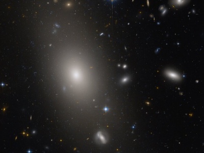 Teleskop Hubble'a uchwycił galaktykę eliptyczną w gwiazdozbiorze Węża