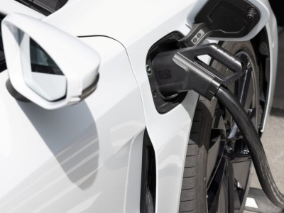 Sprzedaż nowych aut w Polsce od stycznia do kwietnia 2025 r. – kolejne wzrosty i rekordowe wyniki elektryków i hybryd plug-in