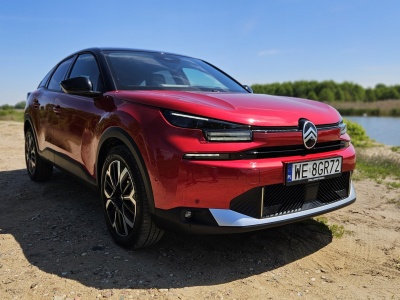 Test: Nowy Citroën C4 1.2 Hybrid 145 po face liftingu. Niestraszne mu szutry i wyboje