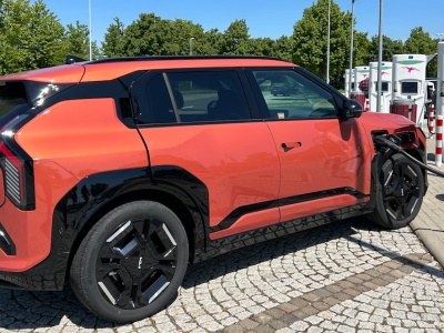 1600 km na „strzała” nową Kią, do której dopłacają. Tak naprawdę wygląda jazda Samochodem Roku