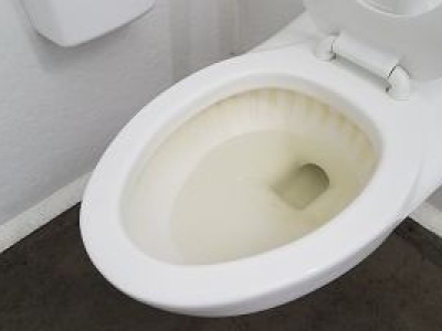 Wsyp do muszli, poczekaj i spuść wodę. Zacieki, kamień oraz smród znikną. Toaleta będzie lśnić