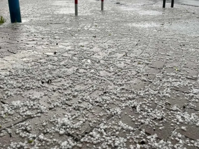 Majowa śnieżyca w Jeleniej Górze. Ulice pokryła warstwa gradu.