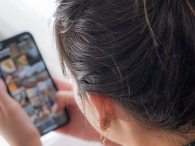 Często scrollujesz telefon? Lekarz: Możesz mieć poważny problem