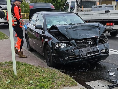 Kierowca audi uderzył w tył kii. Auto zostało roztrzaskane