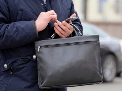 AI wchodzi do samorządów. Ale tylko co czwarty urzędnik ma służbowy smartfon