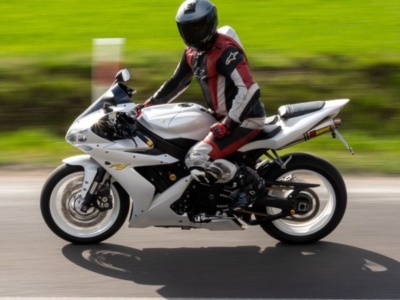 Przeciwskręt to motocyklowy paradoks. Skręcasz w lewo, jedziesz w prawo