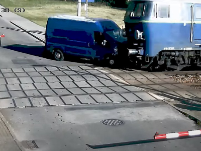 Ominął auta, rogatki i zderzył się z lokomotywą [FILM]
