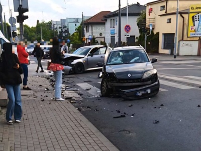 Wypadek w Zgierzu. Uszkodzone dwa auta i zablokowana linia tramwajowa 