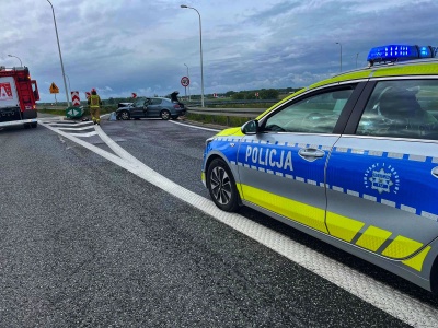 Roztrzaskał samochód na obwodnicy i uciekł pieszo (ZDJĘCIA)