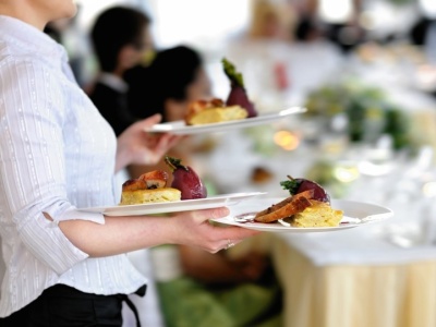 Dajesz napiwek w restauracji? Sprawdź, co z podatkiem