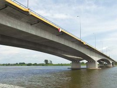 Tu znajduje się najdłuższy most w Polsce. Łączy dwa brzegi Wisły i ma prawie 2 km długości