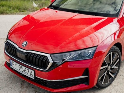 Czechom wciąż nie udało się zepsuć tego auta. Skoda Octavia MHEV mało pali i zadowoli każdą rodzinę… lub handlowca