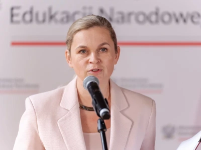 Szkoła w Chmurze pod ostrzałem. MEN stawia jasną granicę