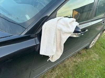 Widzisz biały ręcznik na lusterku? Lepiej się zatrzymaj. To sygnał dla kierowcy