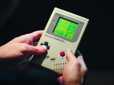 Gracz uważał, że brat ukradł jego Game Boya z Pokémon Red - 20 lat później przeszukuje dom rodziców i zdaje sobie sprawę, że urządzenie cały czas tkwiło w kanapie