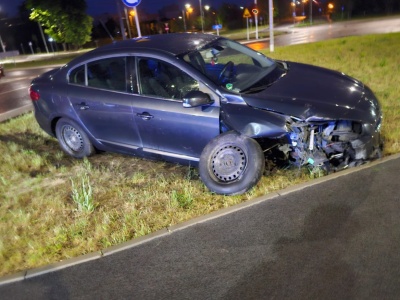 Rozbił renault na rondzie Gdańskim. Kierowca uciekł pieszo