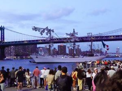 Meksykański żaglowiec zderzył się z Brooklyn Bridge. Dwie osoby nie żyją