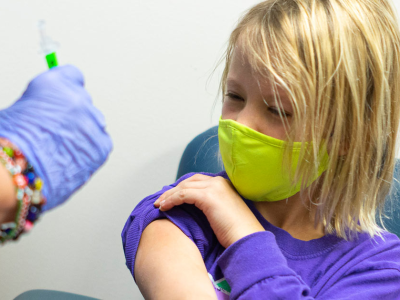 Duże badanie ujawnia poważne uszkodzenia autoimmunologiczne u dzieci zaszczepionych przeciw COVID-19