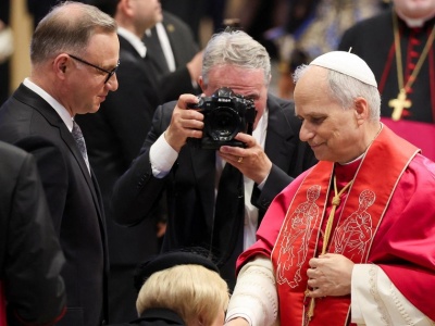 Wielkie wzruszenie Dudy! Razem z żoną Agatą rozmawiali z papieżem Leonem XIV. Wręczyli mu prezent