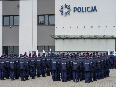 107 nowych policjantów. Teraz przed nimi przeszkolenie [ZDJĘCIA]