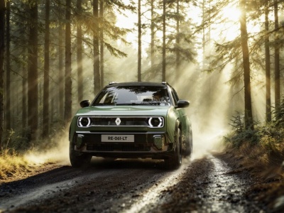 Renault 4 Savane 4×4 obok szalonego Renault 5 Turbo 3E na Roland-Garros. Maluchy do off-roadu (Savane) i zabawy (Turbo 3E)