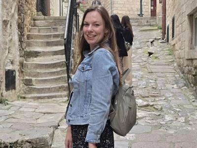 Ania mieszka na Bałkanach. 