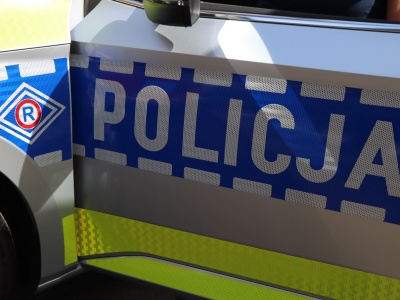 Uszkodził okno, włamał się do budynku i zasnął. Obudzili go policjanci