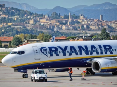 Drakońskie sceny na lotniskach. Ryanair oszukuje na miernikach bagażu?