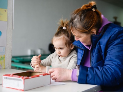 Babcia chce być dla wnuczki jak trzeci rodzic. Wynajęła mieszkanie tuż obok. Matka: Byłam oszołomiona