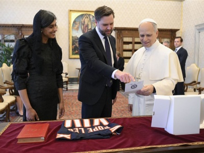 Koszulka Chicago Bears wśród prezentów od wiceprezydenta USA dla papieża Leona XIV