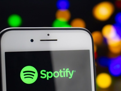Spotify walczy z promowaniem nielegalnych leków przez podcasty