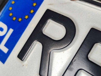 Założył podrabiane tablice rejestracyjne. Teraz grozi mu 5 lat