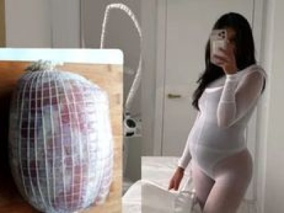Klaudia El Dursi podkreśla ciążowe kształty w przezroczystym body i porównuje się do SZYNKI: 