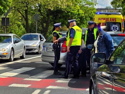 Młoda kobieta wywinęła orła na hulajnodze. Została potrącona (wideo)