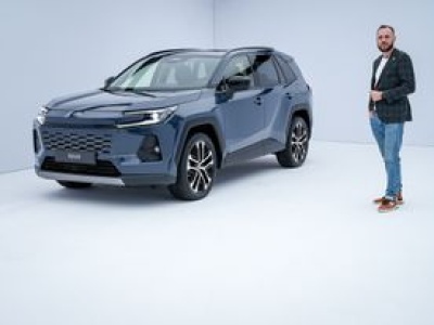 Pierwszy kontakt z nową Toyotą RAV4: więcej jazdy na prądzie, charakteru Land Cruisera i udziału na polskim rynku