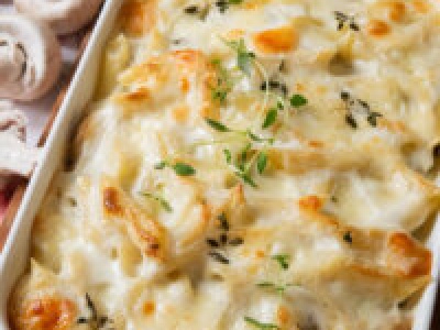 Zapiekanka makaronowa z mięsem mielonym i pieczarkami
