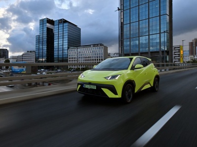 BYD Dolphin Surf: CENA od 82 700 zł dla wersji Active 30 kWh, do 110 500 zł dla najbogatszego wariantu Comfort 43,2 kWh