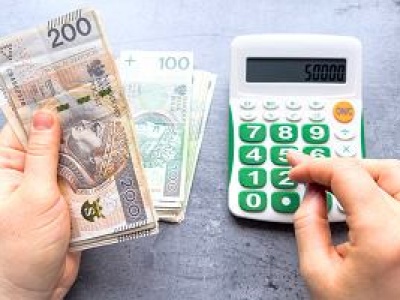 Tyle muszą zarabiać 30-latkowie, aby dostać 5000 zł emerytury. Kobiety o kilka tysięcy więcej
