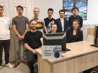 Studenci uczą seniorów jak korzystać ze smartfonów i komputerów