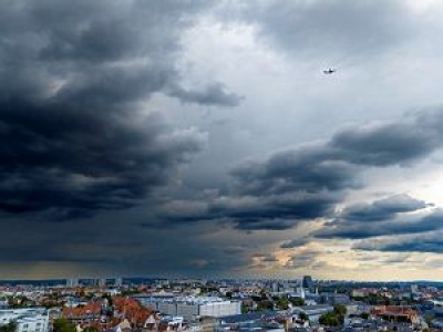 Wielogodzinna ulewa i burze przetoczą się przez Polskę. W tych regionach opady będą najsilniejsze